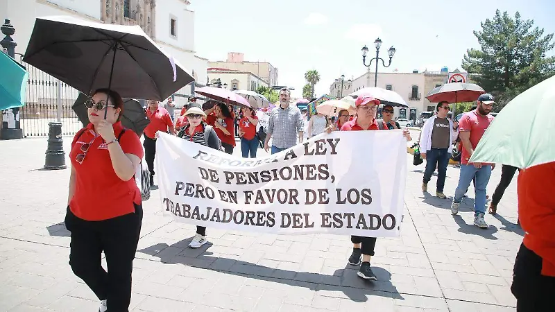 Se manifiestan agremiados de la CNTE en la ciudad de Durango